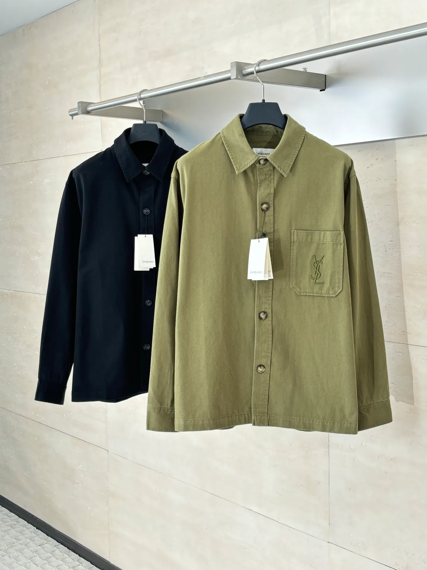 P480 Saint Lauren*/Ysl Saint Laurent embroidered button-down lapel shirt. The natural fiber fabric has excellent breathability and moisture absorption, allowing the skin to breathe freely, keeping it dry and comfortable at all times. You will not feel hot or uncomfortable even if you wear it for a long time. Size: S/M/L/XL